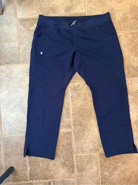 Figs Women's Straight-Leg Scrub Pants in Navy
